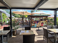 Atmosphère du Le Santo - Bar / Restaurant - Piscine Chauffée à Talloires-Montmin - n°1