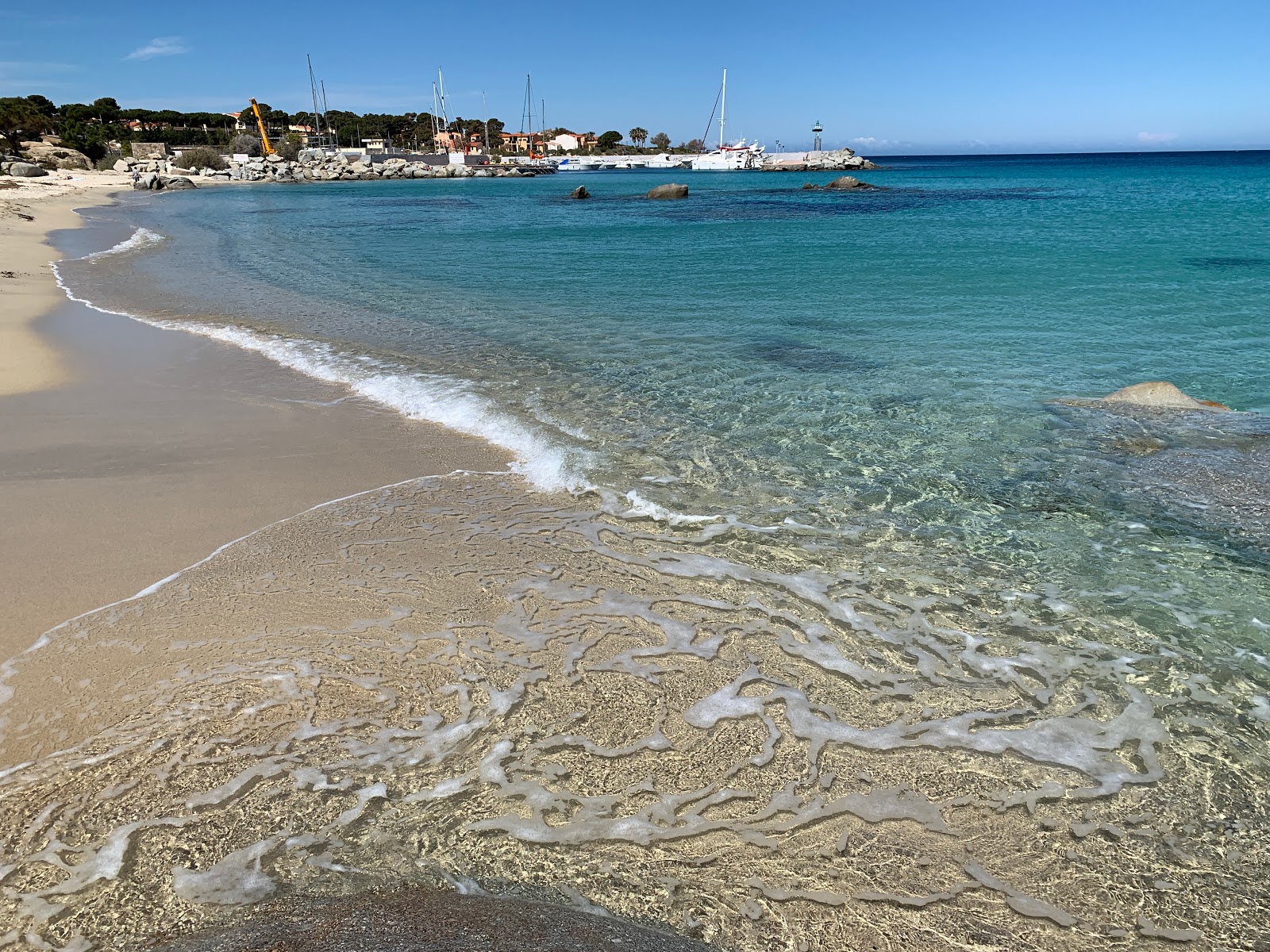 Foto de Praia de Sant Ambroggio com água cristalina superfície