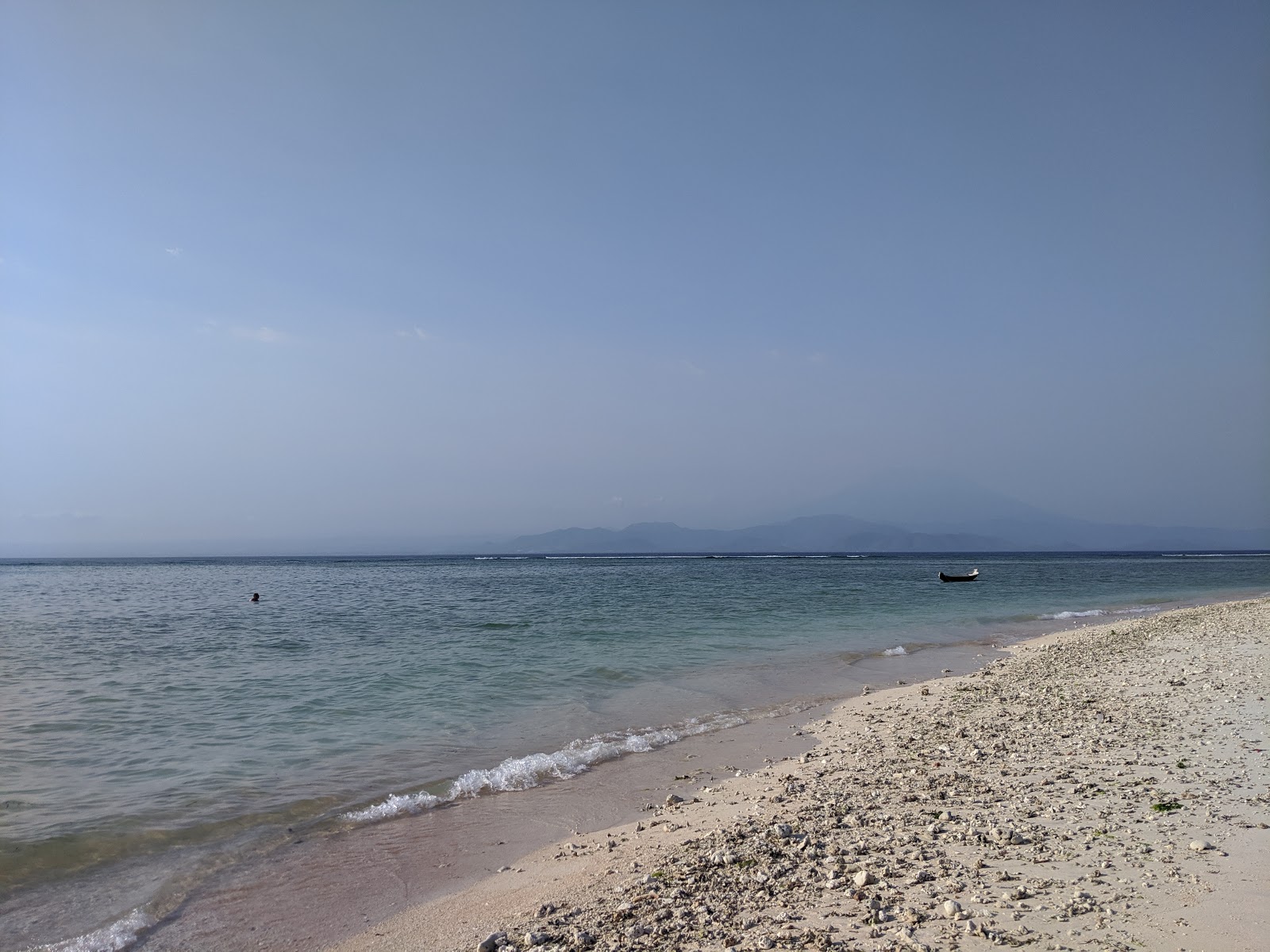 Foto di Mahagiri Beach e l'insediamento