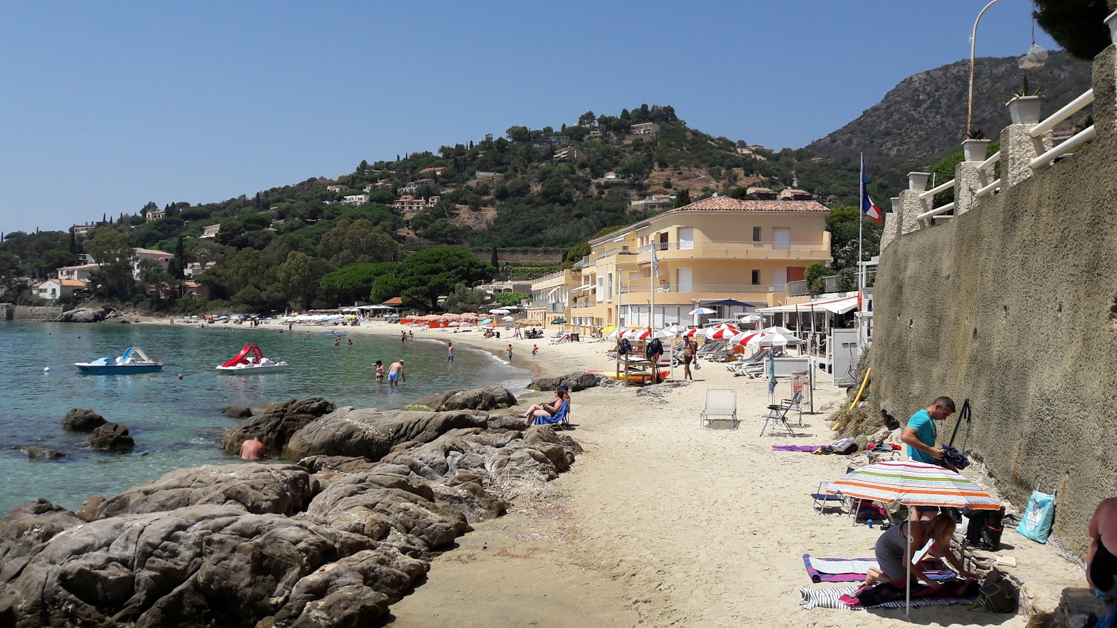 Fotografie cu Aiguebelle beach cu o suprafață de apa pură turcoaz