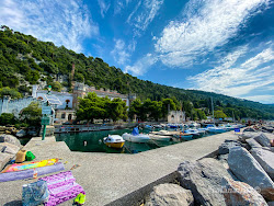 Photo de Filtri Beach entouré de montagnes