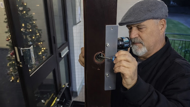 LOCKSMITH REIGATE & REDHILL 24 HOUR LOCKSMITHS