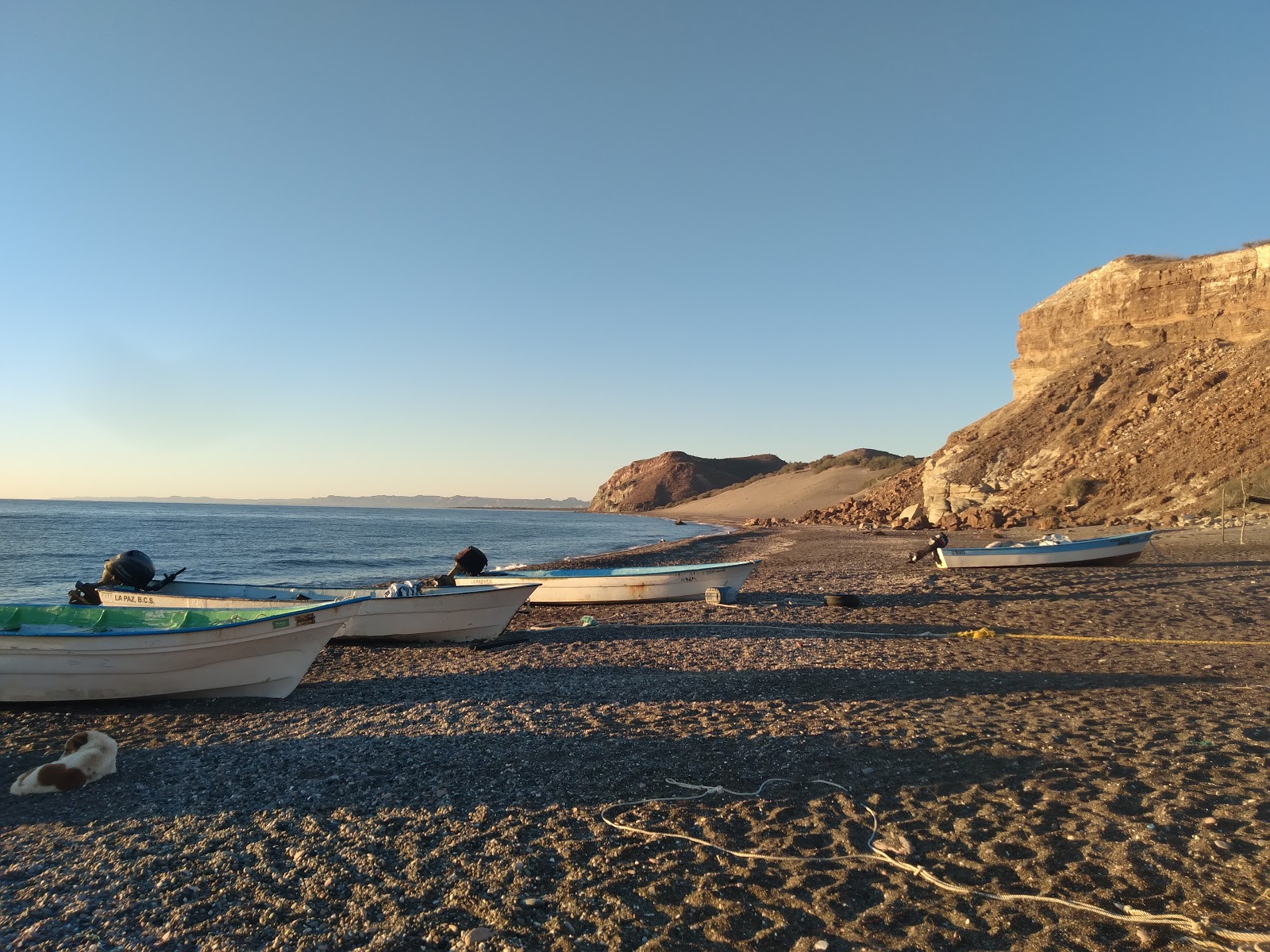 Foto de Playa El Portugues com areia cinza e seixos superfície