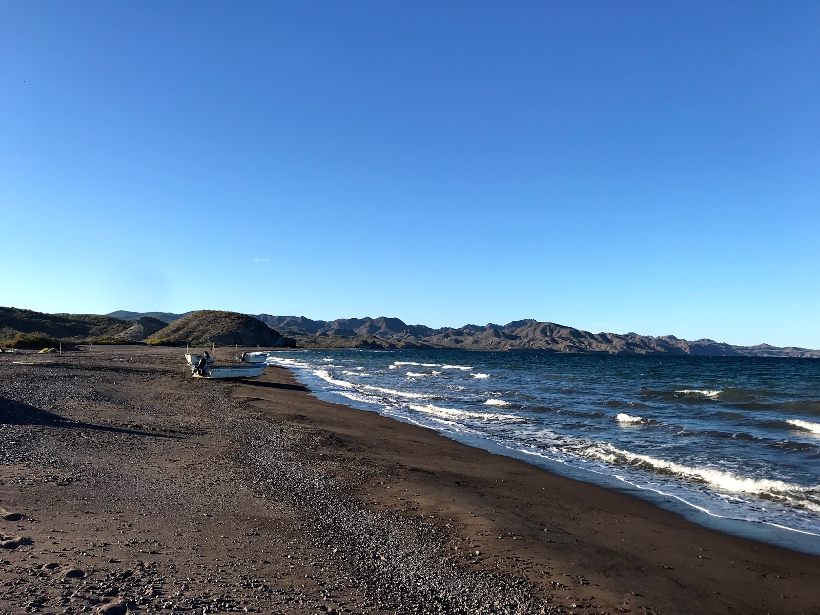 Photo de Playa San Juaniquito avec l'eau bleu de surface