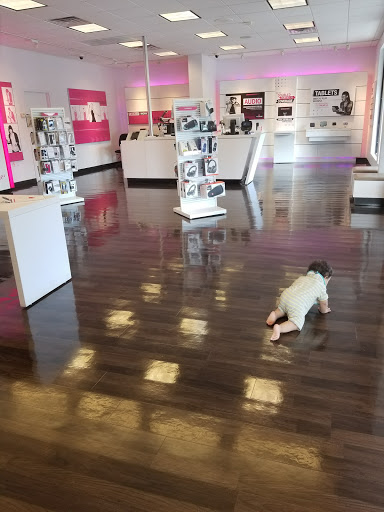 Cell Phone Store «T-Mobile», reviews and photos, 4117 Oleander Dr, Wilmington, NC 28403, USA