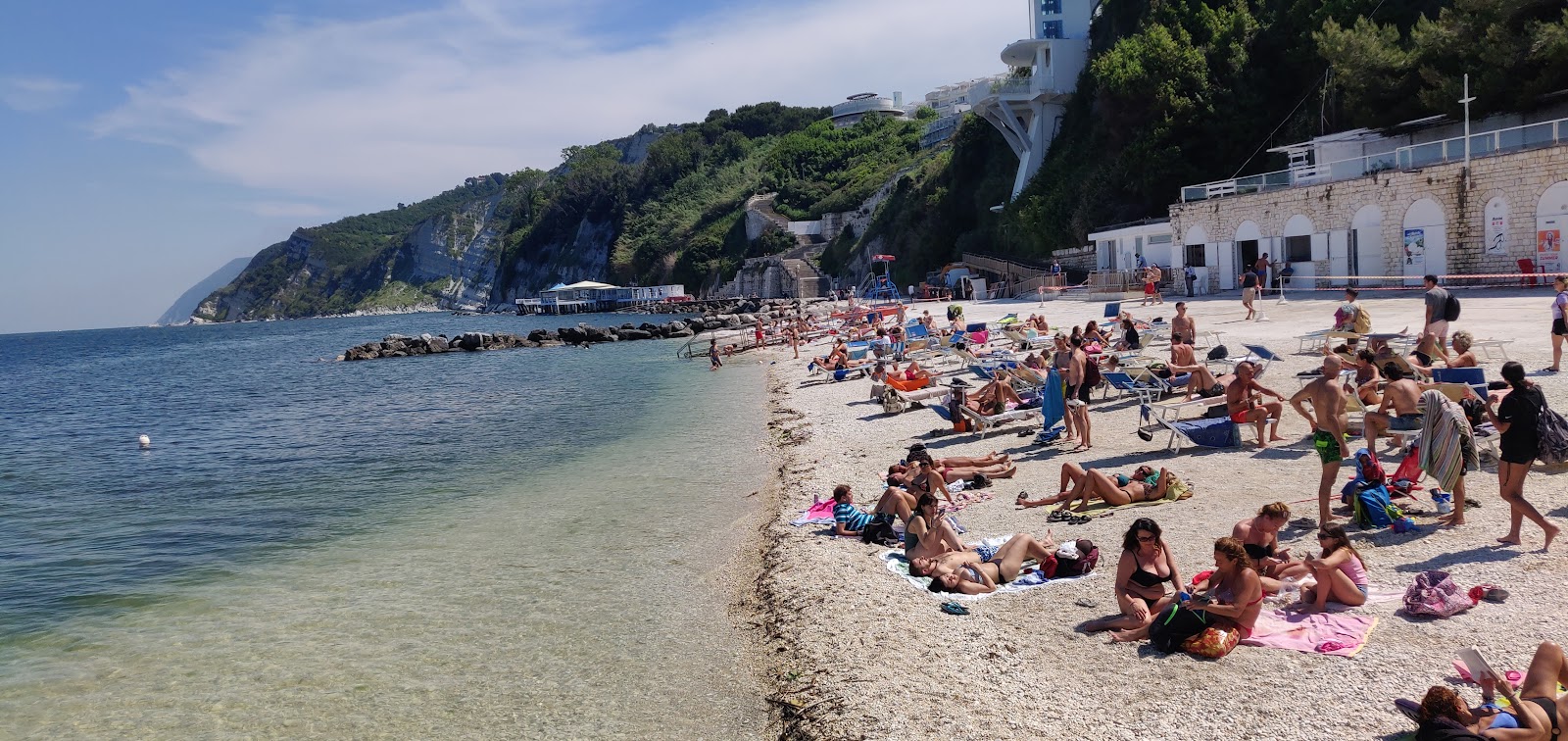 Foto van Spiaggia del Passetto met grijze fijne kiezelsteen oppervlakte