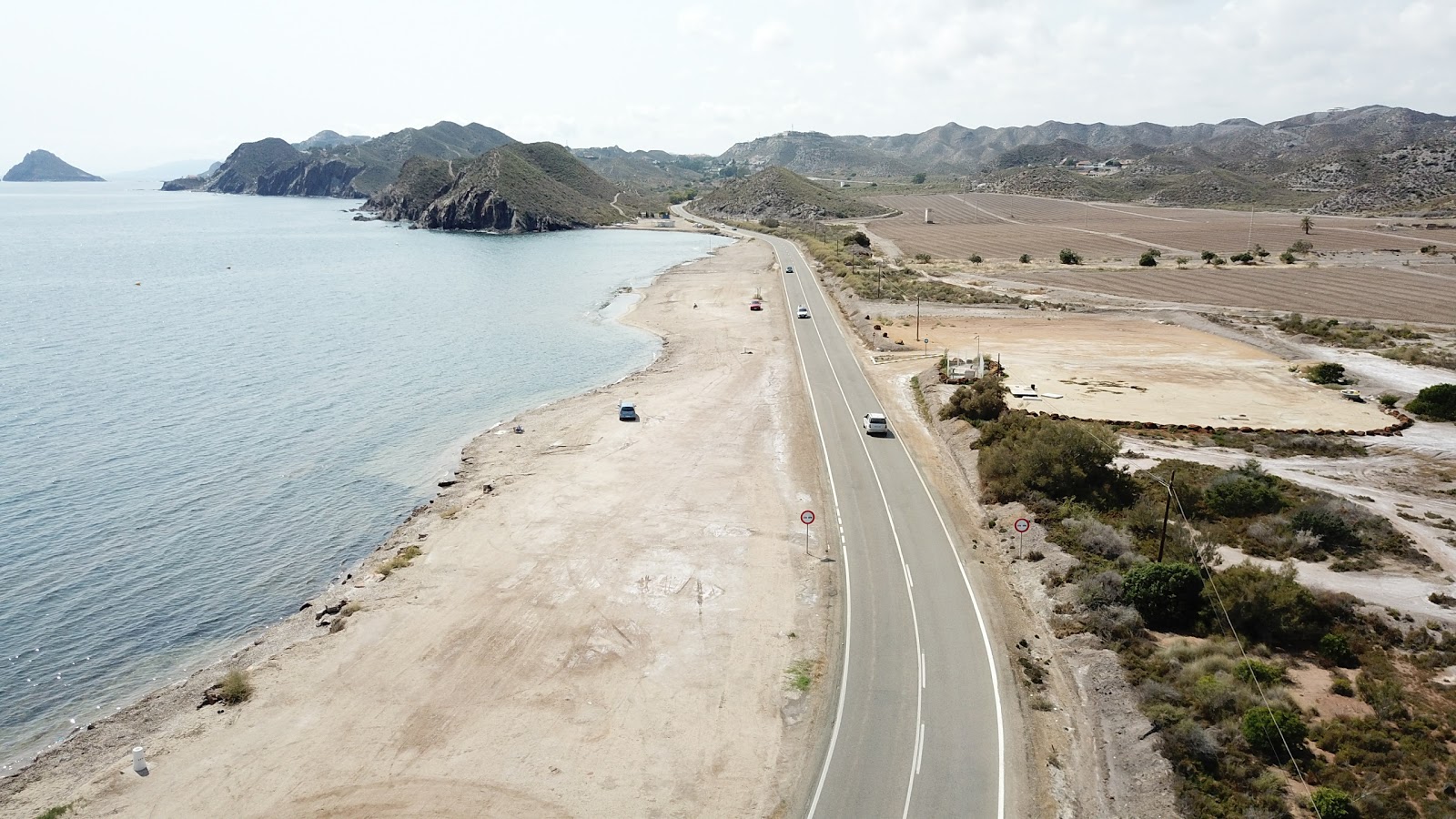 Foto von Playa de la Cola mit blaues wasser Oberfläche