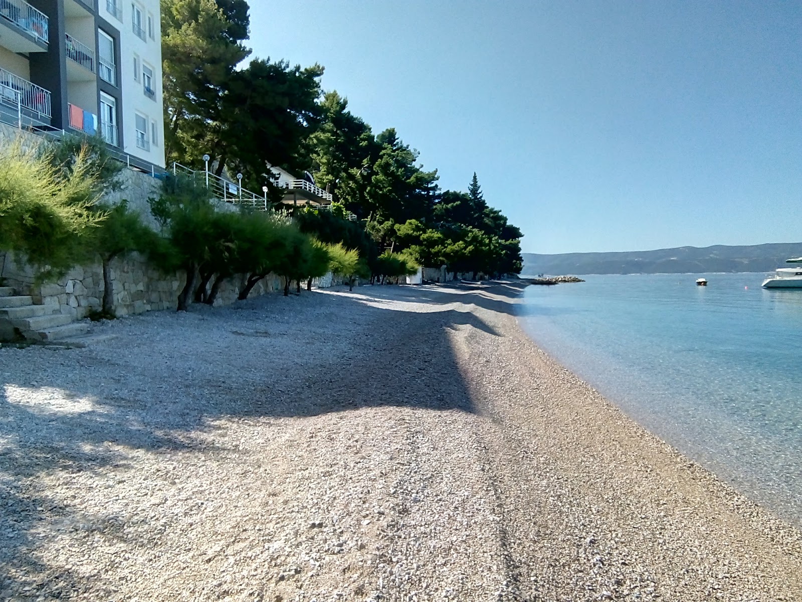 Photo de Nemira beach avec l'eau cristalline de surface