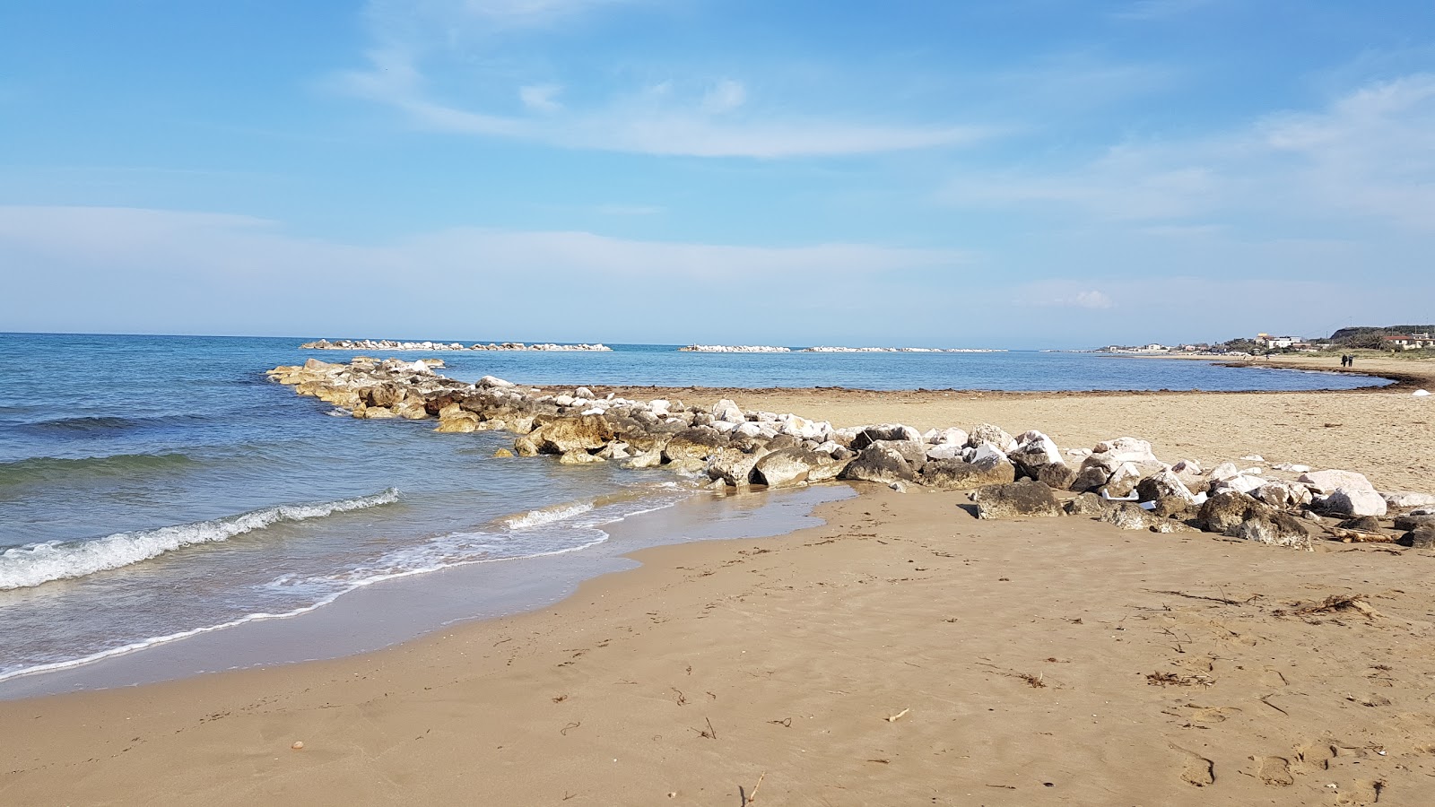 Foto van Spiaggia di Rio Vivo met ruime baai