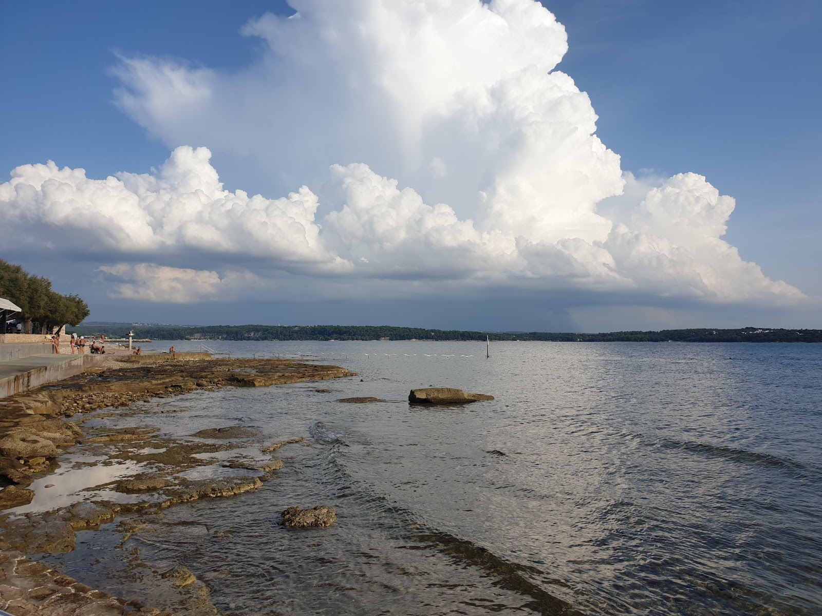 Novigrad beach'in fotoğrafı - rahatlamayı sevenler arasında popüler bir yer