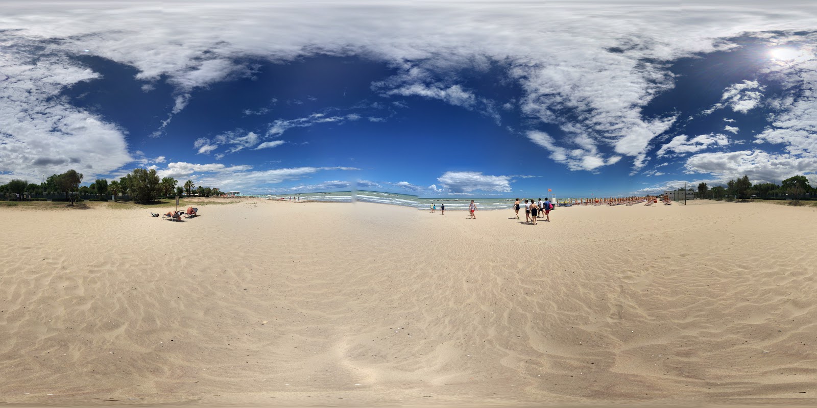 Fotografie cu Plaja Martinsicuro cu o suprafață de nisip strălucitor