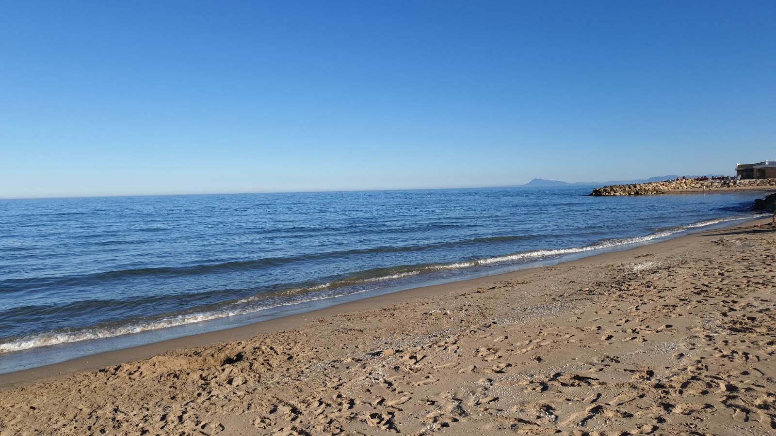 Foto van Playa el Marenyet met groen water oppervlakte