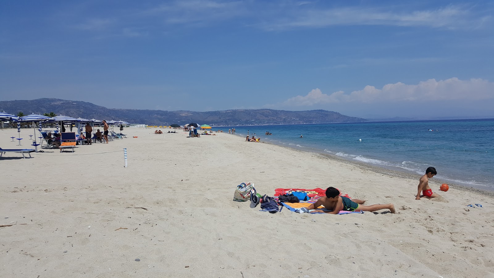 Φωτογραφία του Spiaggia Soverato με μακρά ευθεία ακτή