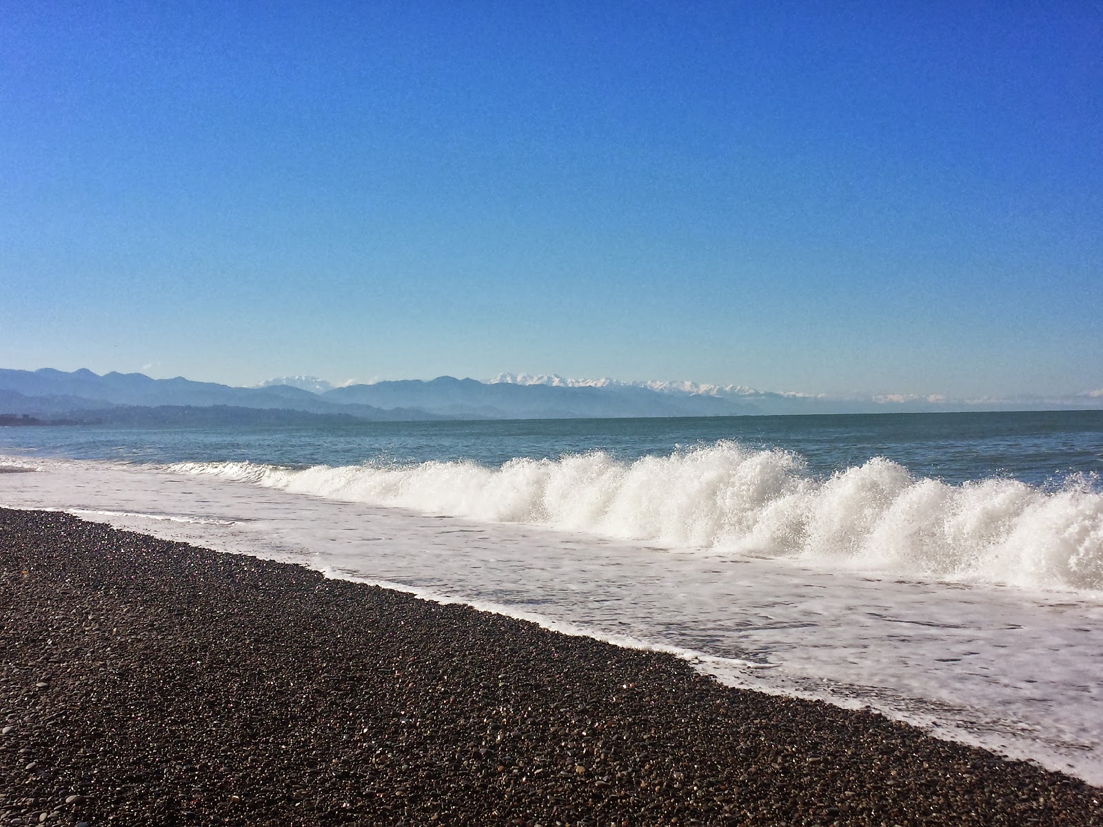 Kobuleti beach III'in fotoğrafı - rahatlamayı sevenler arasında popüler bir yer