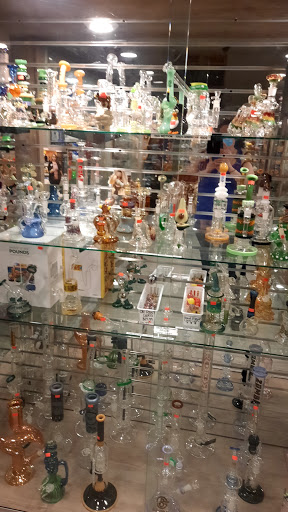 Tobacco Shop «Tundra Smoke Shop», reviews and photos, 2719 S Oneida St, Green Bay, WI 54304, USA