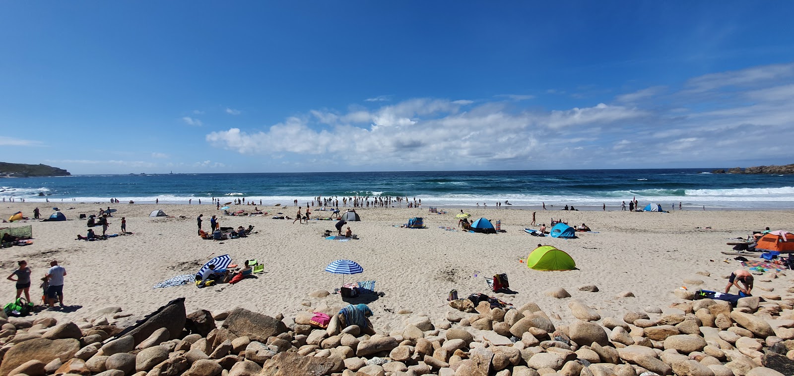 Foto van Gwynver strand met ruime baai