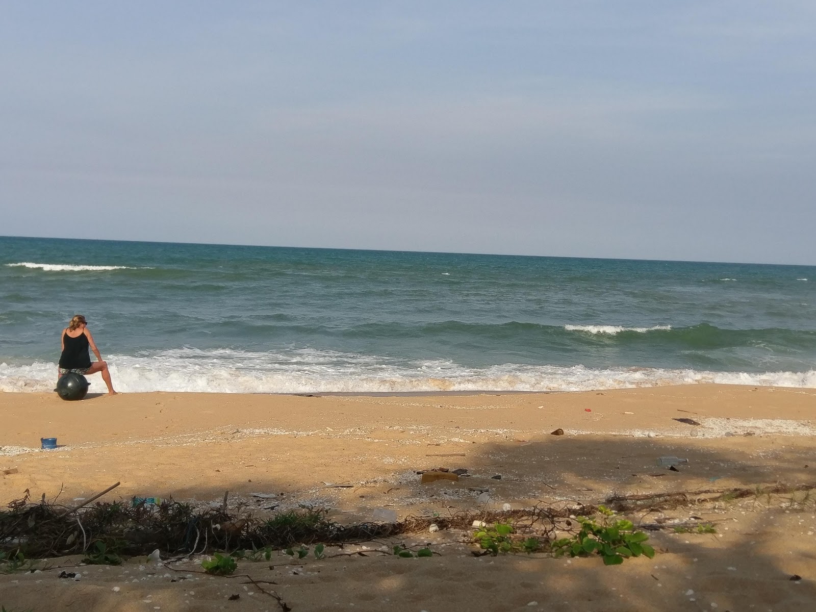 Φωτογραφία του Pasir Putih Beach - δημοφιλές μέρος μεταξύ λάτρεις της χαλάρωσης