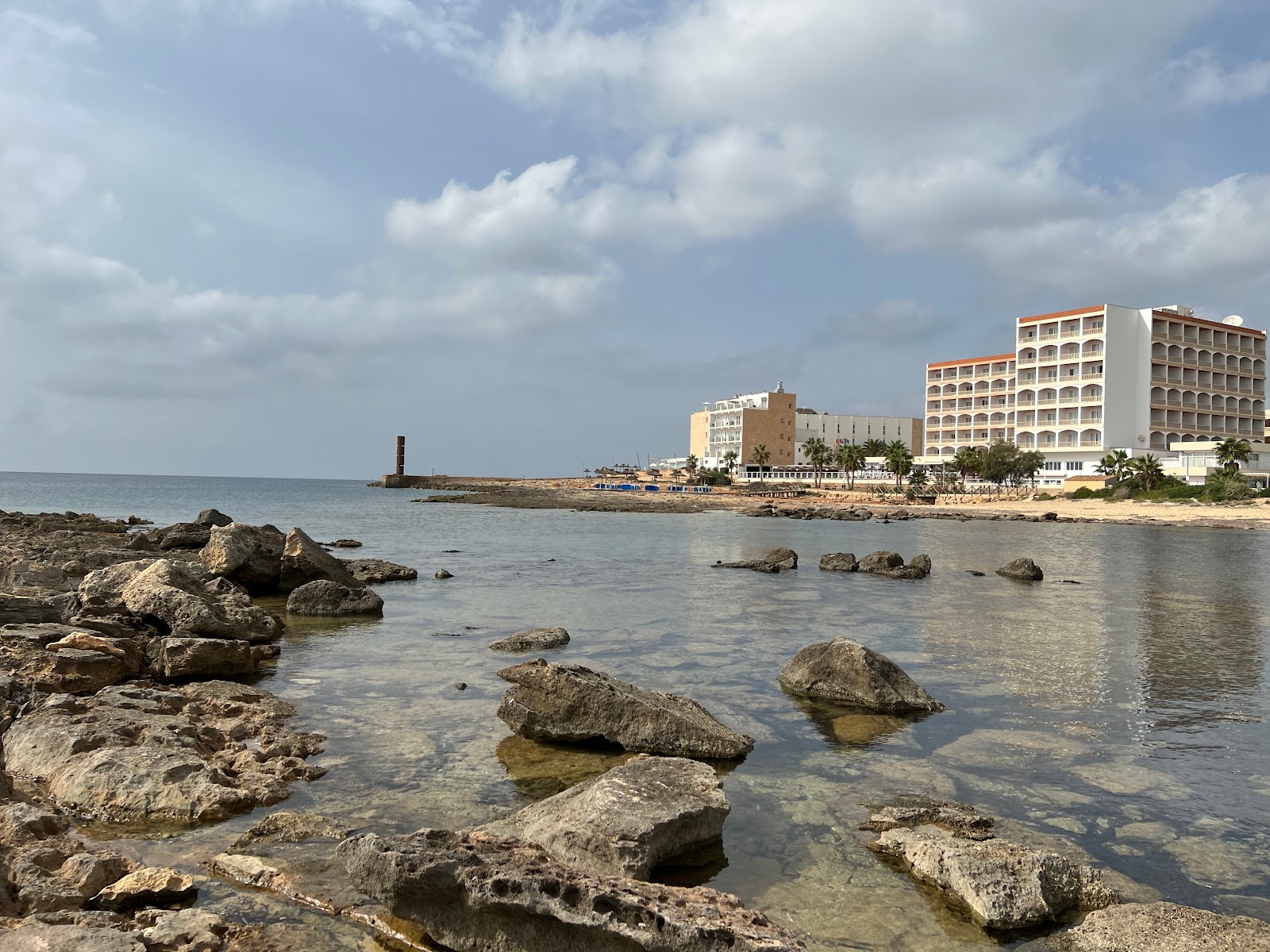 Playa Sa Bassa des Cabots'in fotoğrafı küçük koy ile birlikte