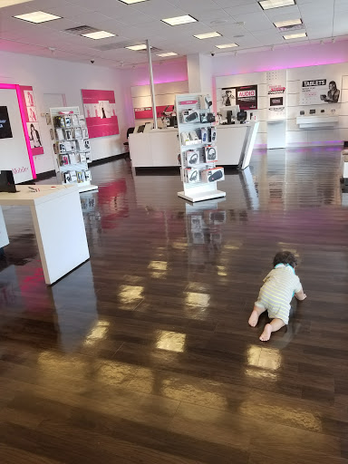 Cell Phone Store «T-Mobile», reviews and photos, 4117 Oleander Dr, Wilmington, NC 28403, USA