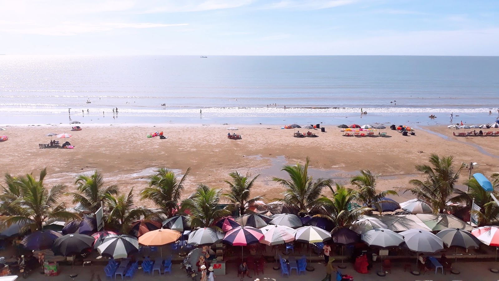 Valokuva Hoang Truong Beachista. sisältäen pitkä suora