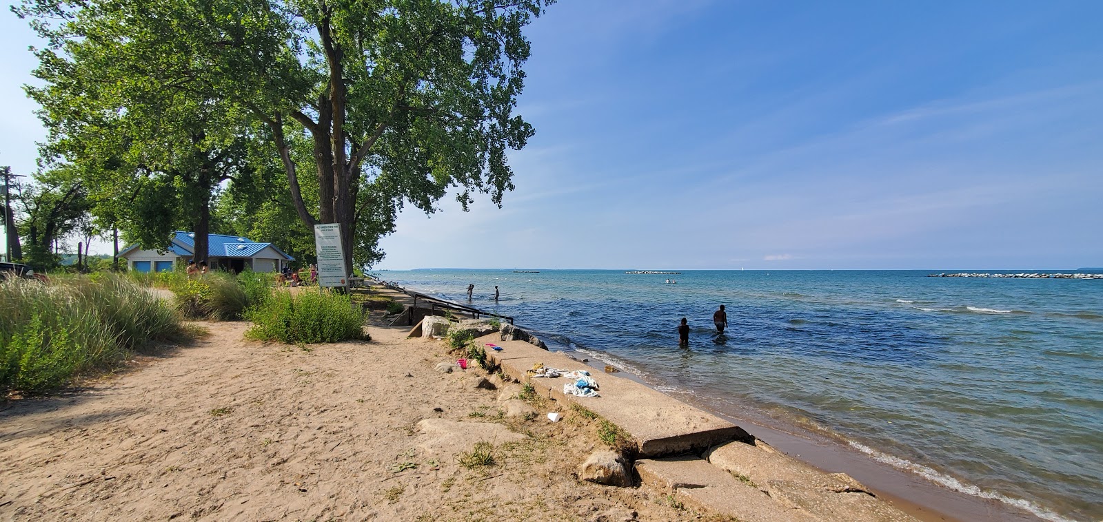 Fotografie cu North Swimming Beach cu o suprafață de nisip beige