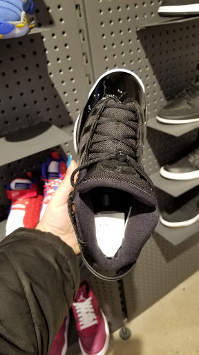 Shoe Store «Finish Line», reviews and photos, 1076 Green Acres Rd S #114, Valley Stream, NY 11581, USA