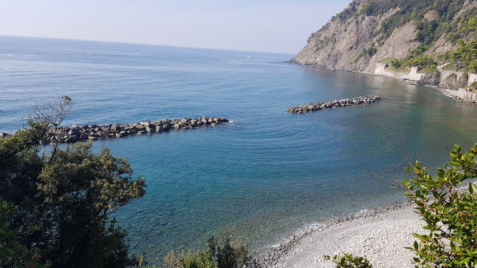 Spiaggia di Framura的照片 带有蓝色纯水表面