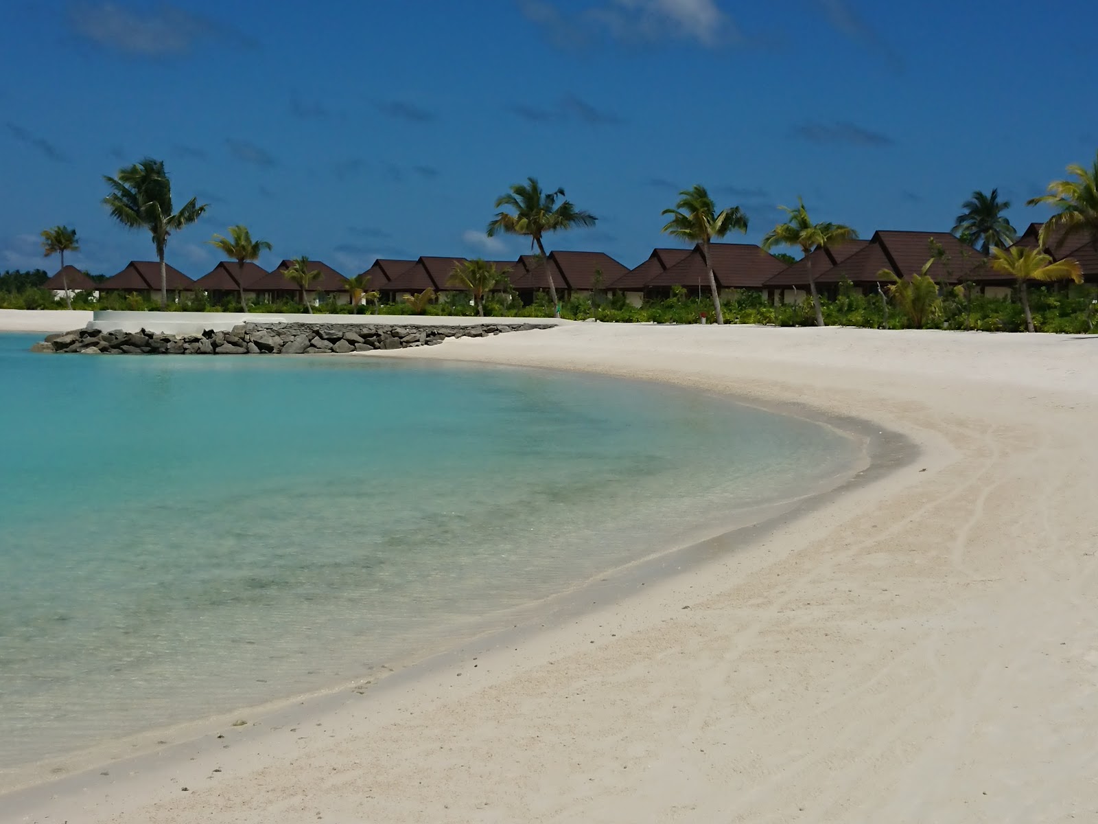 Fotografie cu Varu Resort Island cu o suprafață de nisip alb