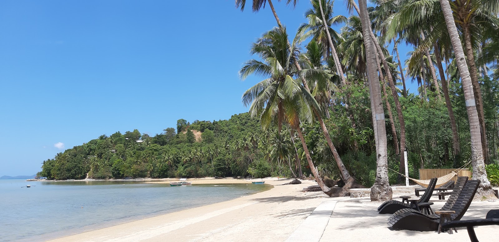 Foto di Makatombaten Beach con una superficie del sabbia beige