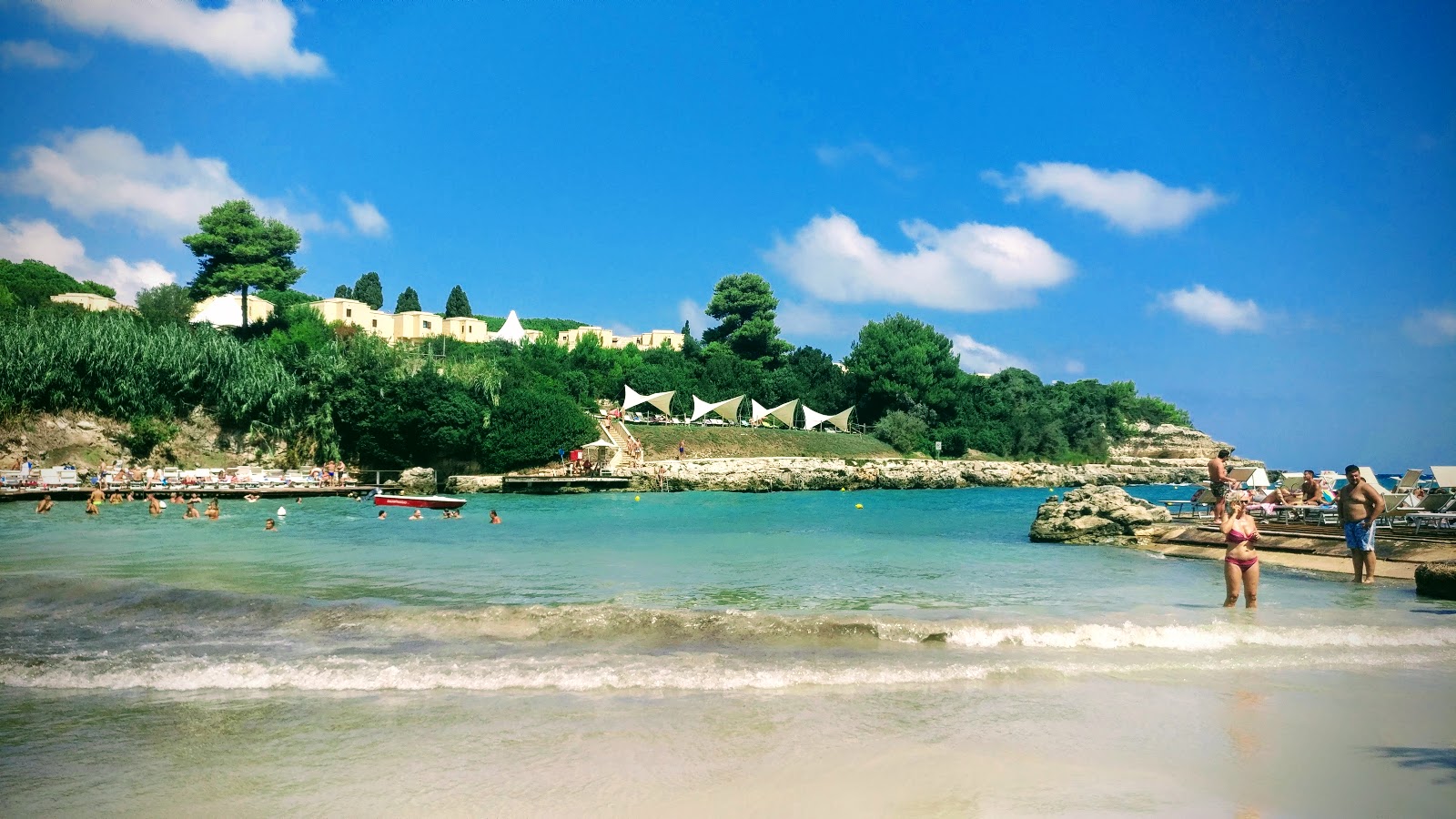 Foto de Santo Stefano Bay respaldado por acantilados