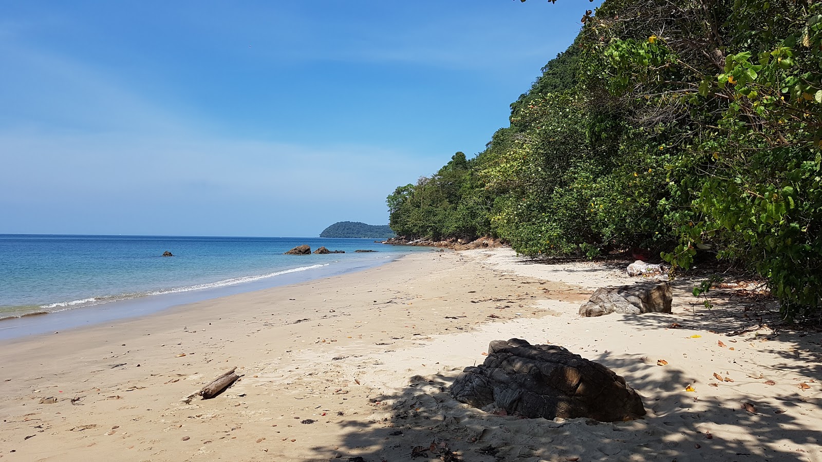Foto di Ting-rai Beach sorretto da scogliere