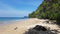 Ting-rai Beach'in fotoğrafı uçurumlarla desteklenmiş