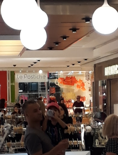 Le Postiche - Mueller Shopping Center