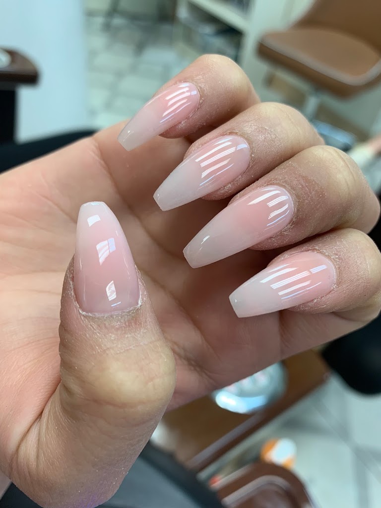 Le's Nail Salon 60629
