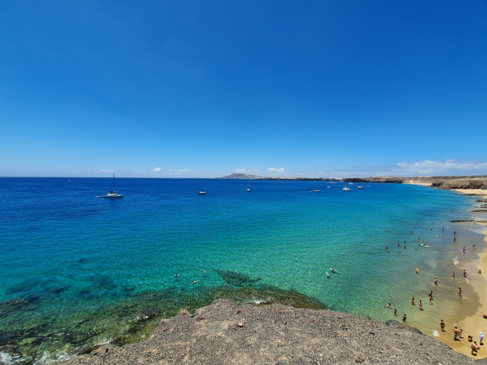 Foto de Playa Caleta del Congrio con agua cristalina superficie