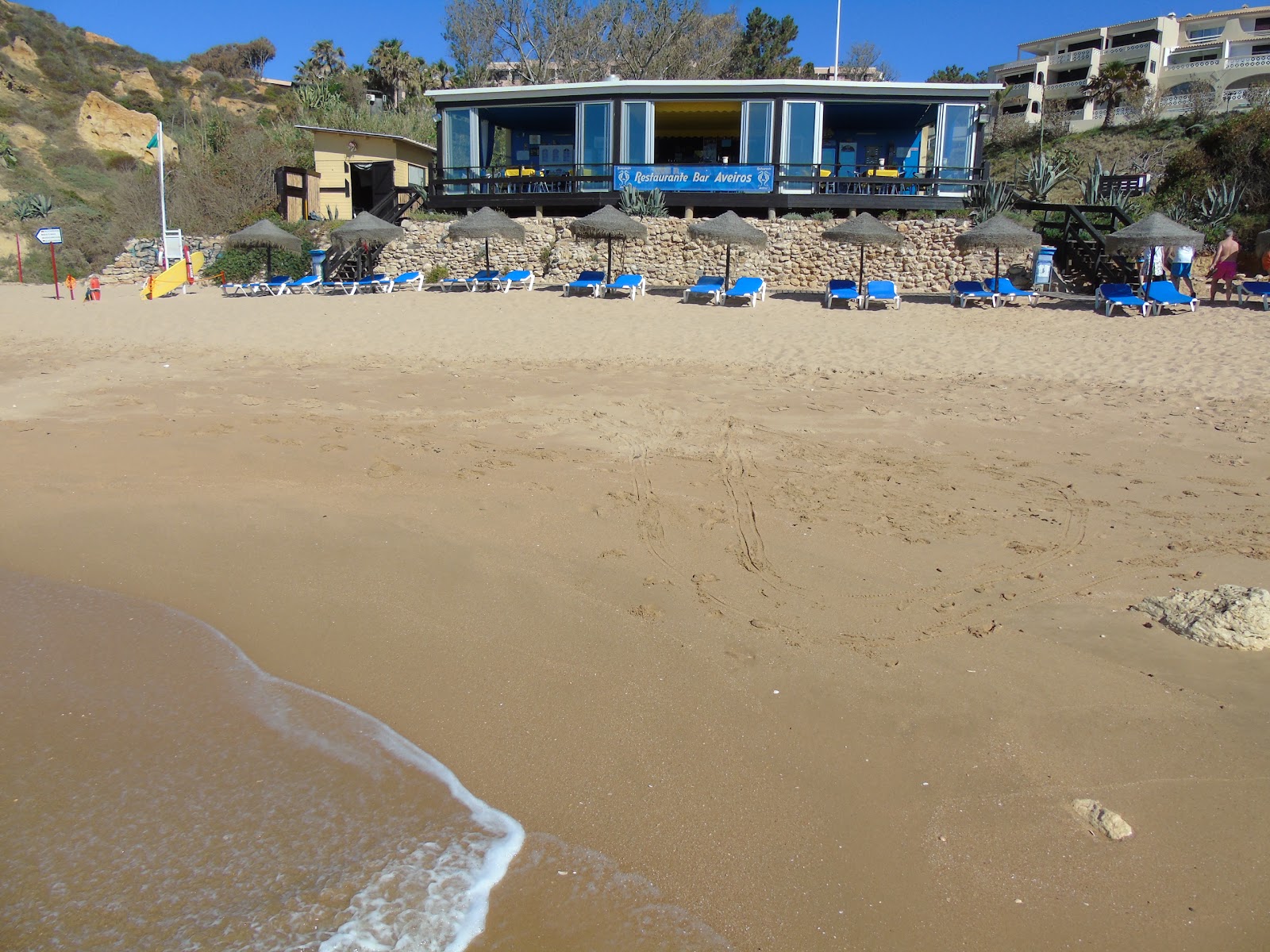 Foto von Praia dos Aveiros umgeben von Bergen