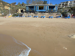 Praia dos Aveiros'in fotoğrafı dağlarla çevrili
