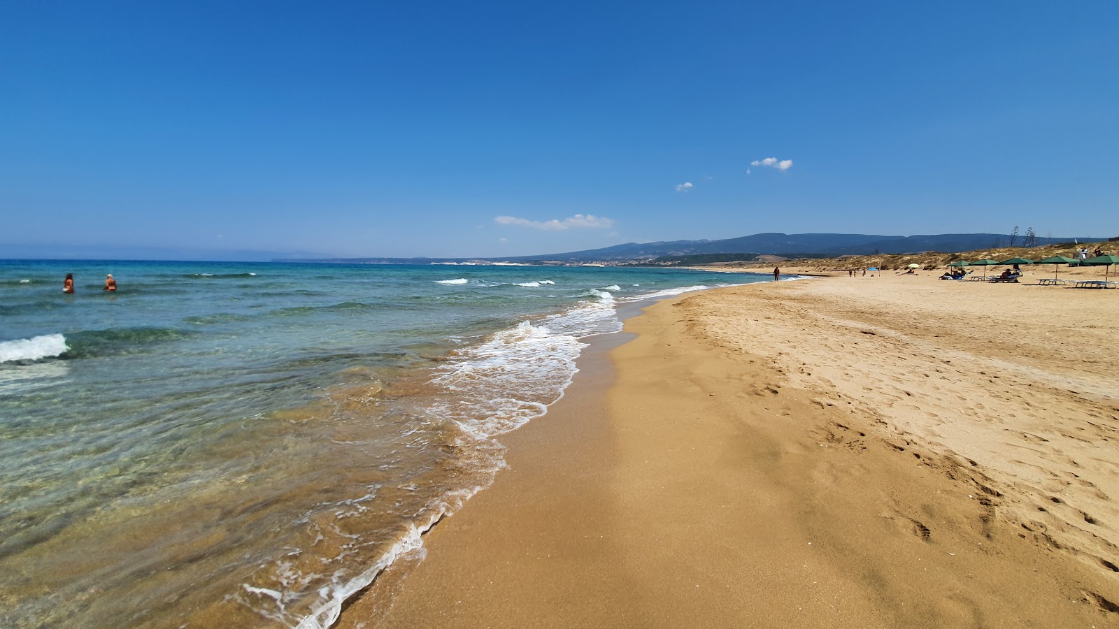 Foto von Is Asrenas Beach - guter haustierfreundlicher Ort für den Urlaub