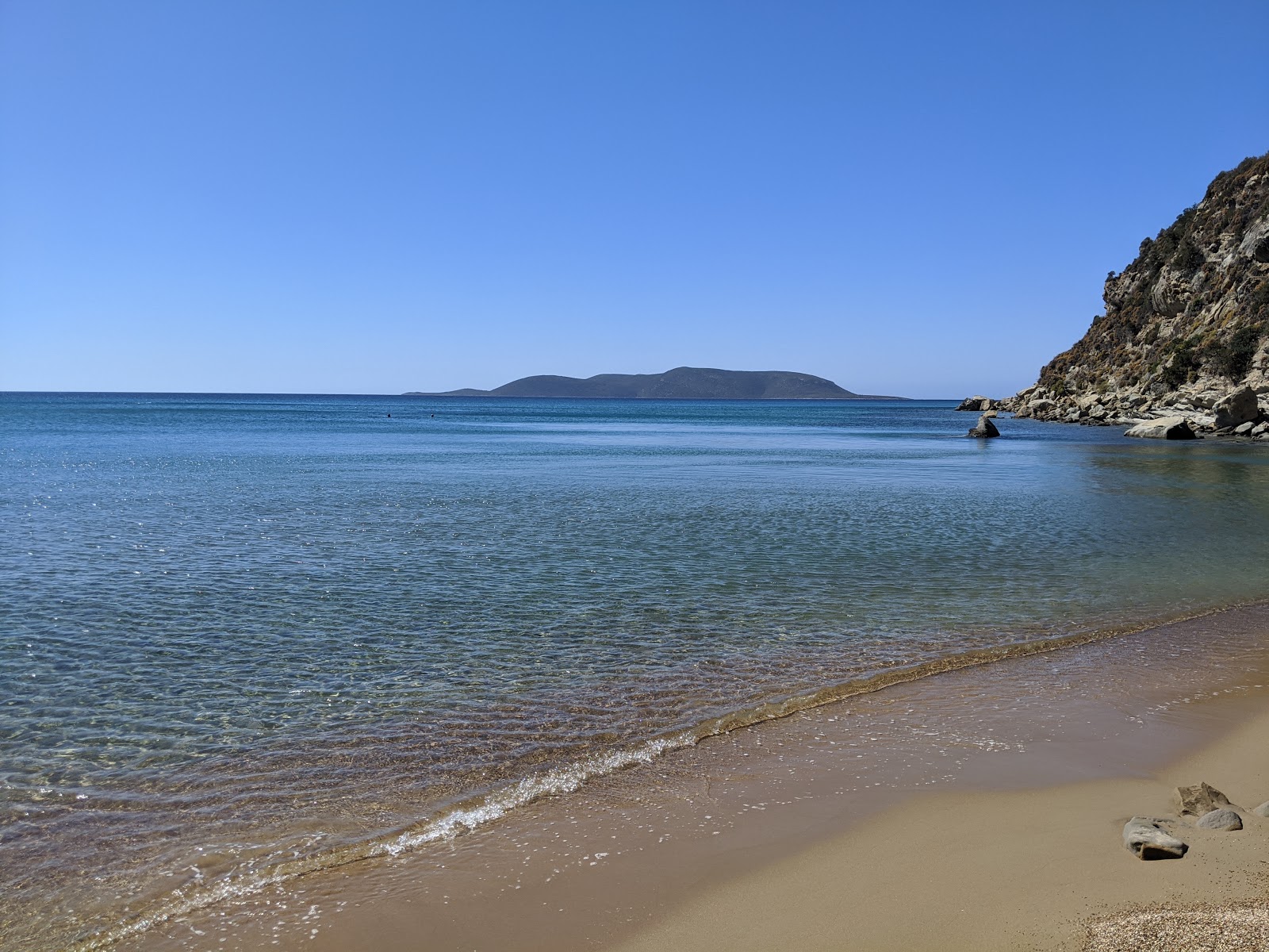 Paralia Mavrovouni'in fotoğrafı uçurumlarla desteklenmiş