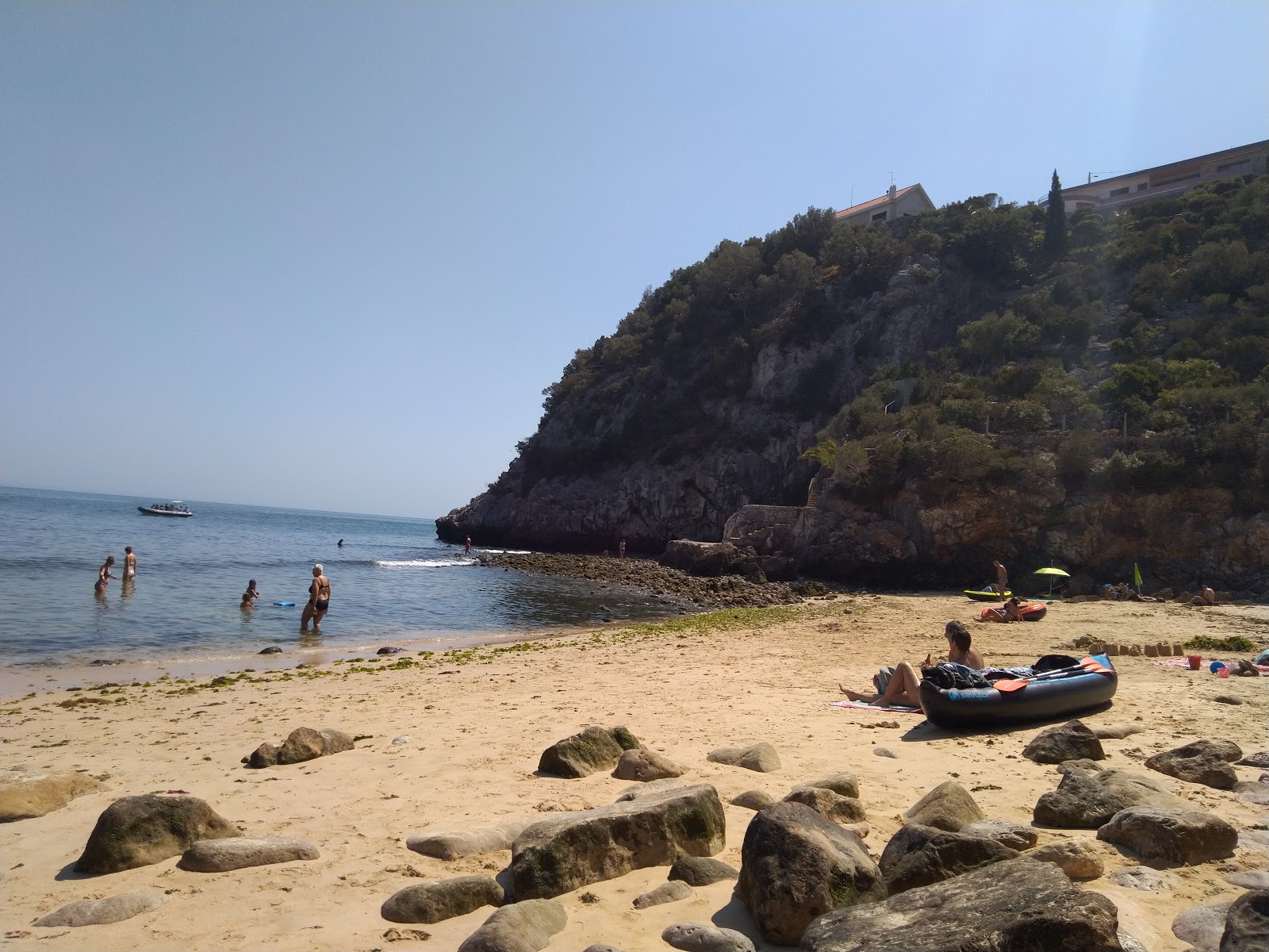Praia de Alpertucho'in fotoğrafı düz bir kıyı şeridi ile birlikte