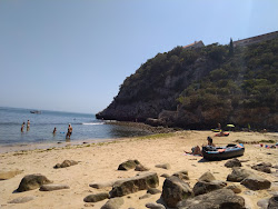 Praia de Alpertucho'in fotoğrafı düz bir kıyı şeridi ile birlikte