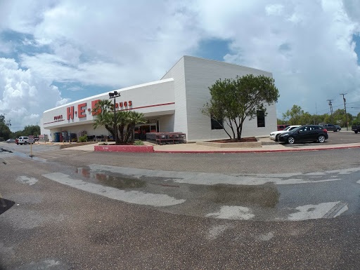 Grocery Store «H-E-B Grocery», reviews and photos, 206 S Alamo St, Refugio, TX 78377, USA