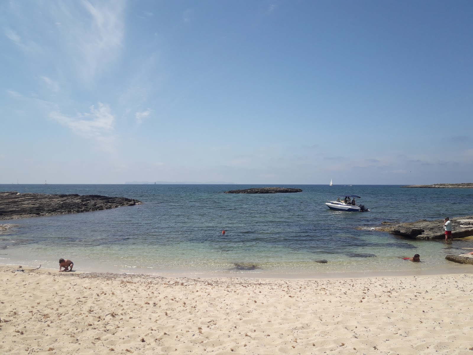 Foto av Platja de Can Curt med turkos rent vatten yta