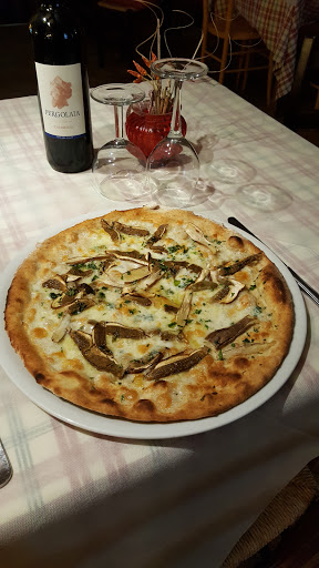 La Piazzetta Ristorante Pizzeria Griglieria in Riparbella, Provincia di Pisa