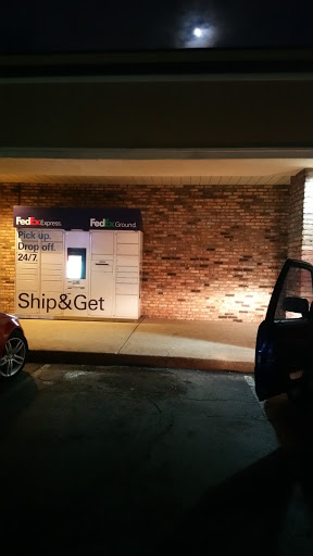 Print Shop «FedEx Office Print & Ship Center», reviews and photos, 3201 W Airport Fwy Suite 100, Irving, TX 75062, USA