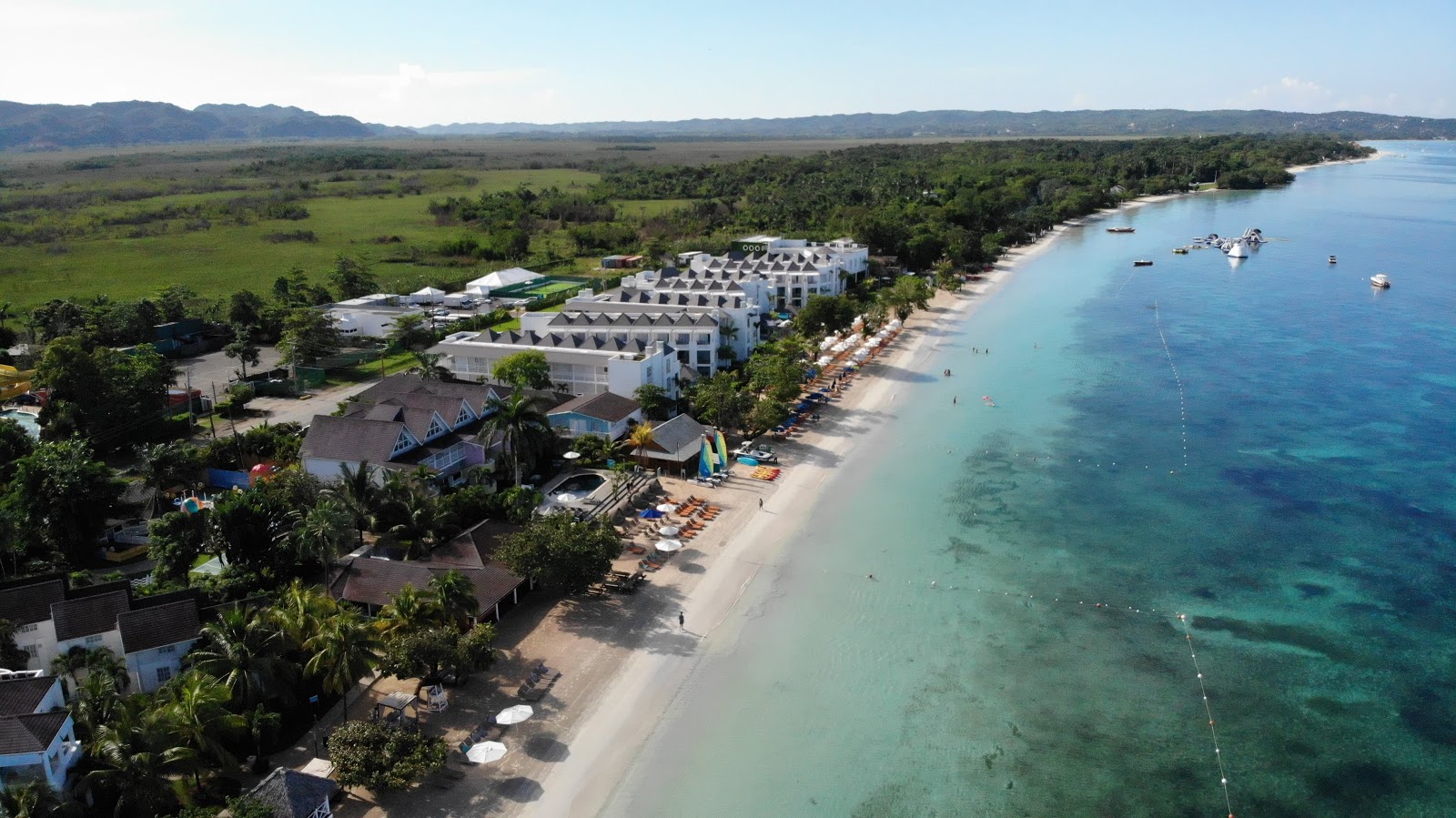 Azul Plajı'in fotoğrafı - Çocuklu aile gezginleri için önerilir