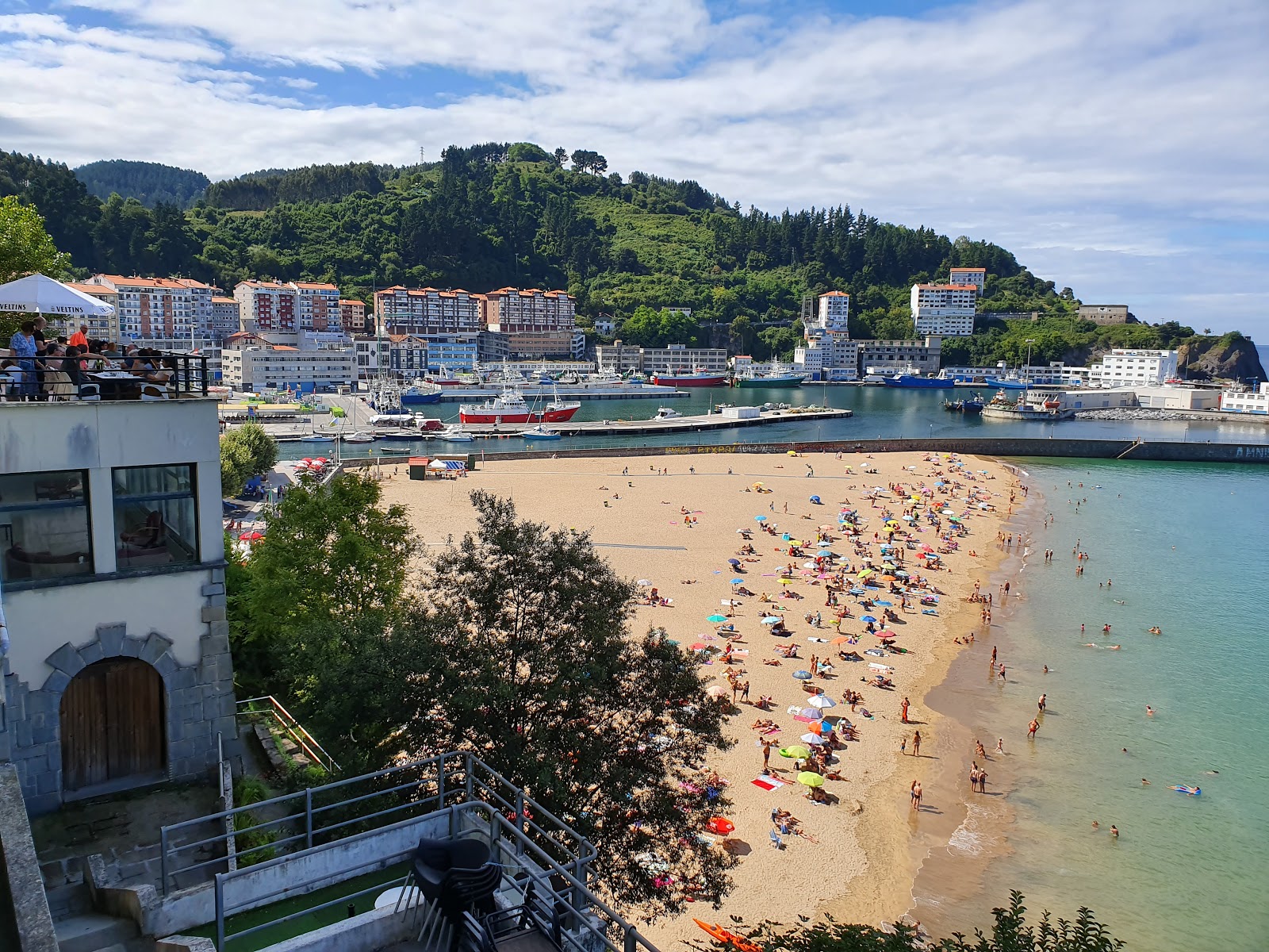 Foto di Playa de Arrigorri con una superficie del sabbia beige fine