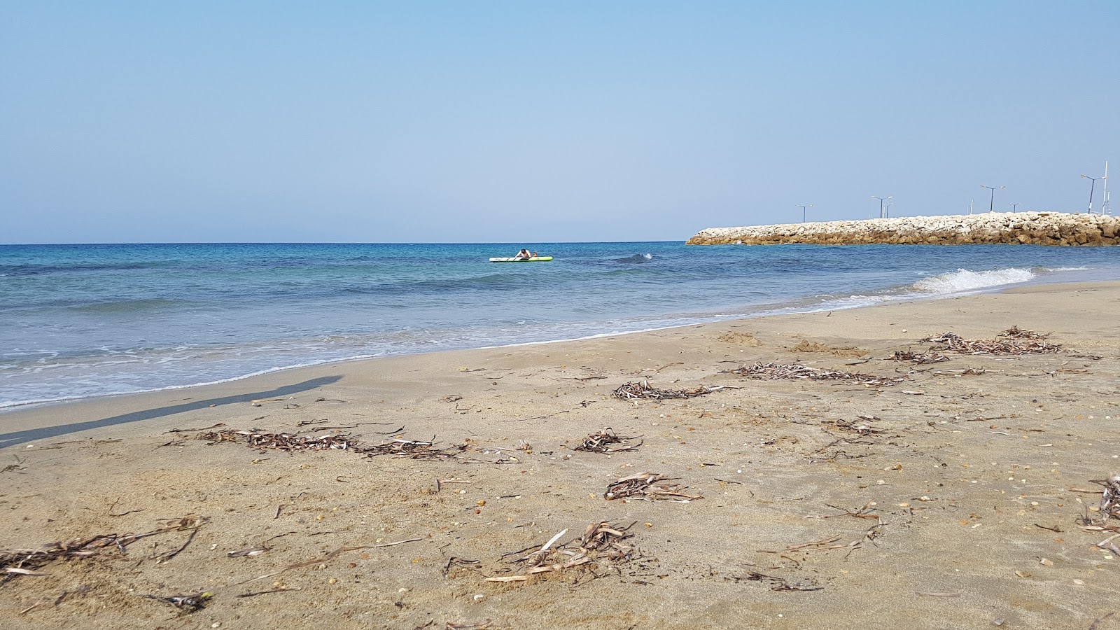Foto von Astrakeri beach befindet sich in natürlicher umgebung