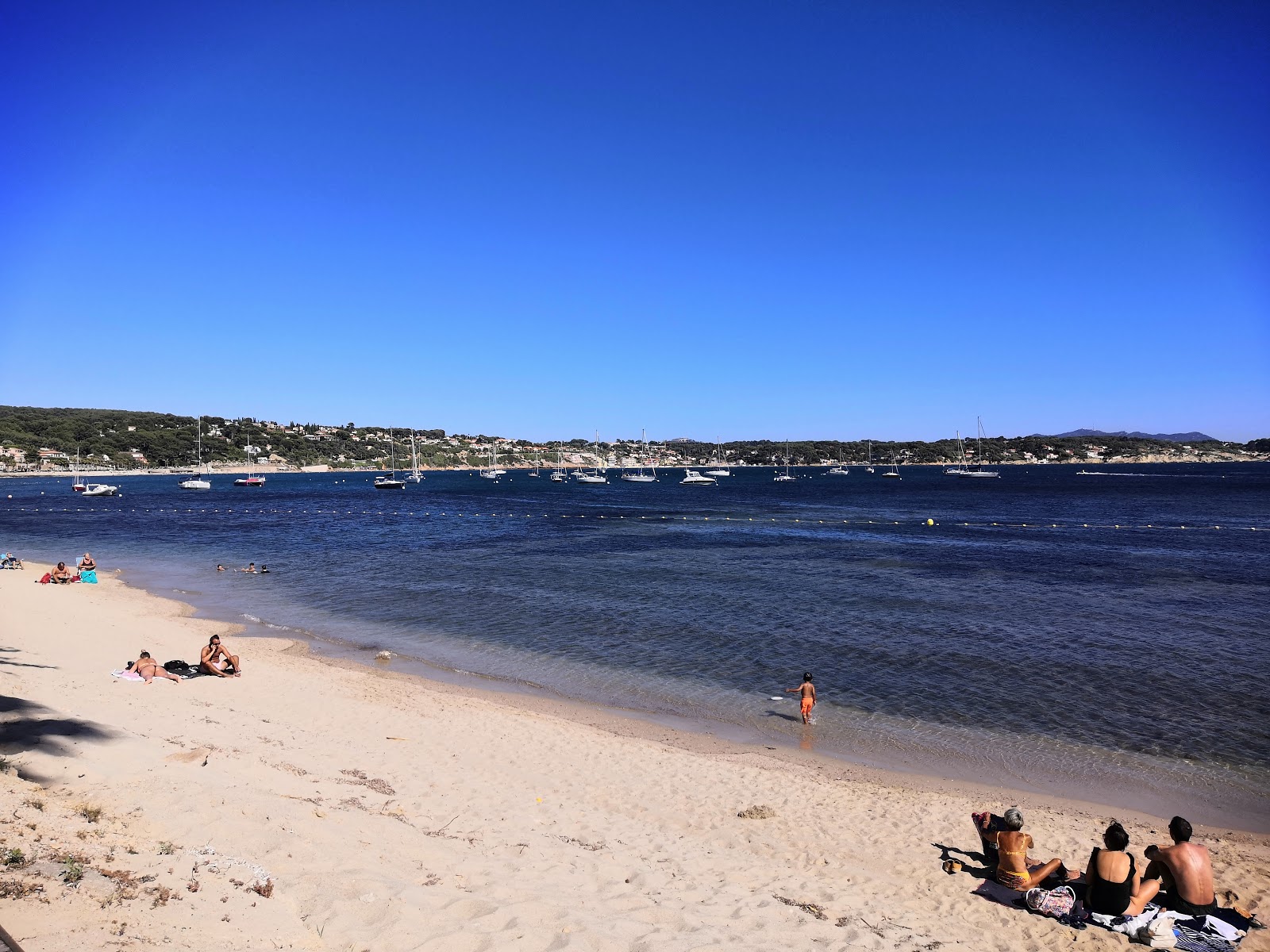 Fotografie cu Plage centrale cu o suprafață de apa pură turcoaz