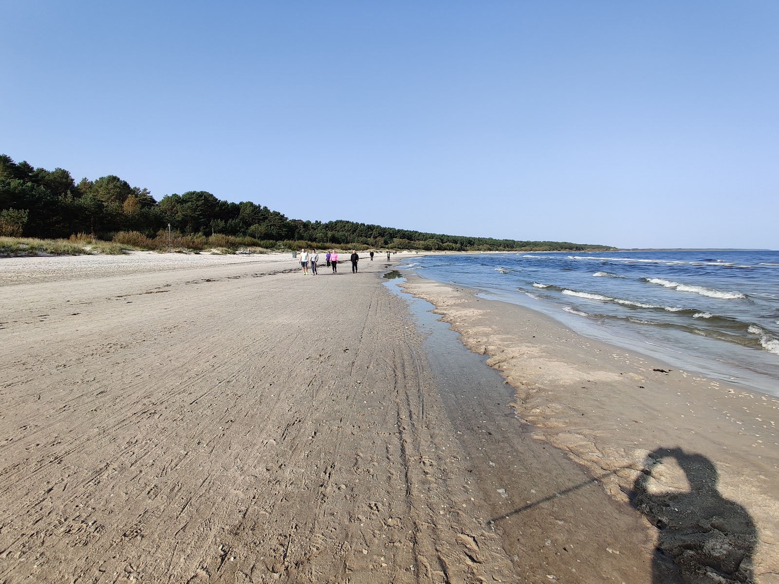 Jaunkemeru pludmale的照片 带有长直海岸
